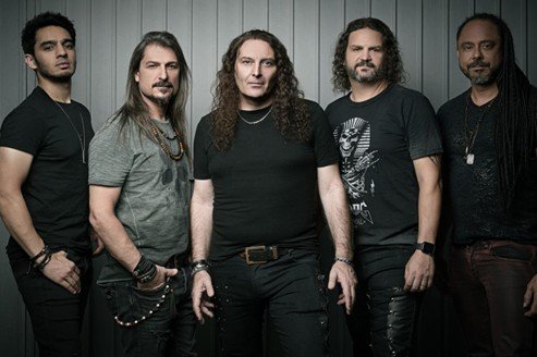 Angra em apresentação final da turnê no Campinas Hall