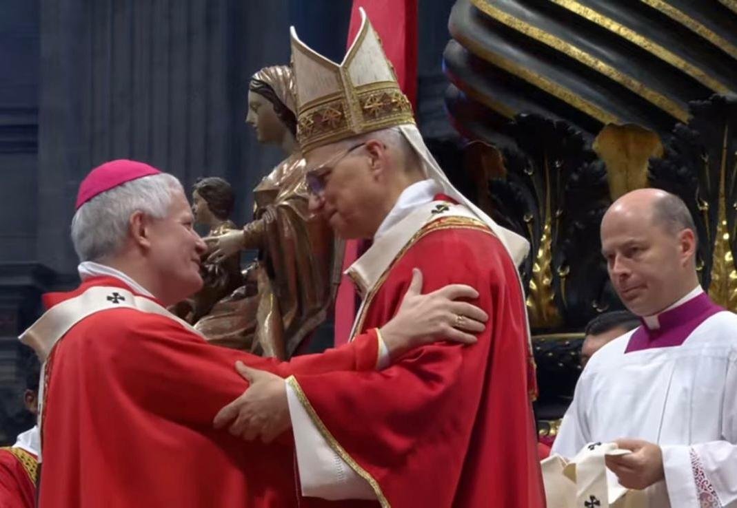 Dom Antônio Emídio Vilar recebeu o pálio das mãos do Papa Leão XIV