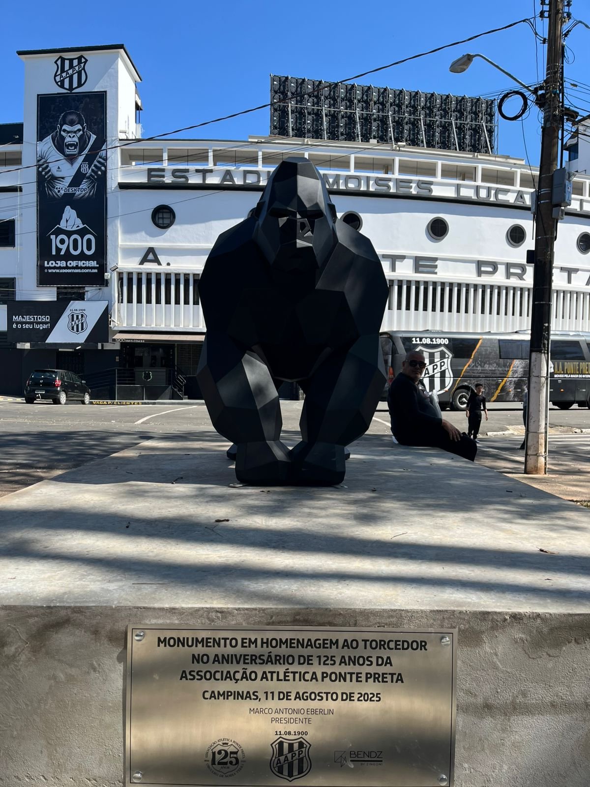 GorillaZ: o novo monumento em frente ao Moisés Lucarelli
