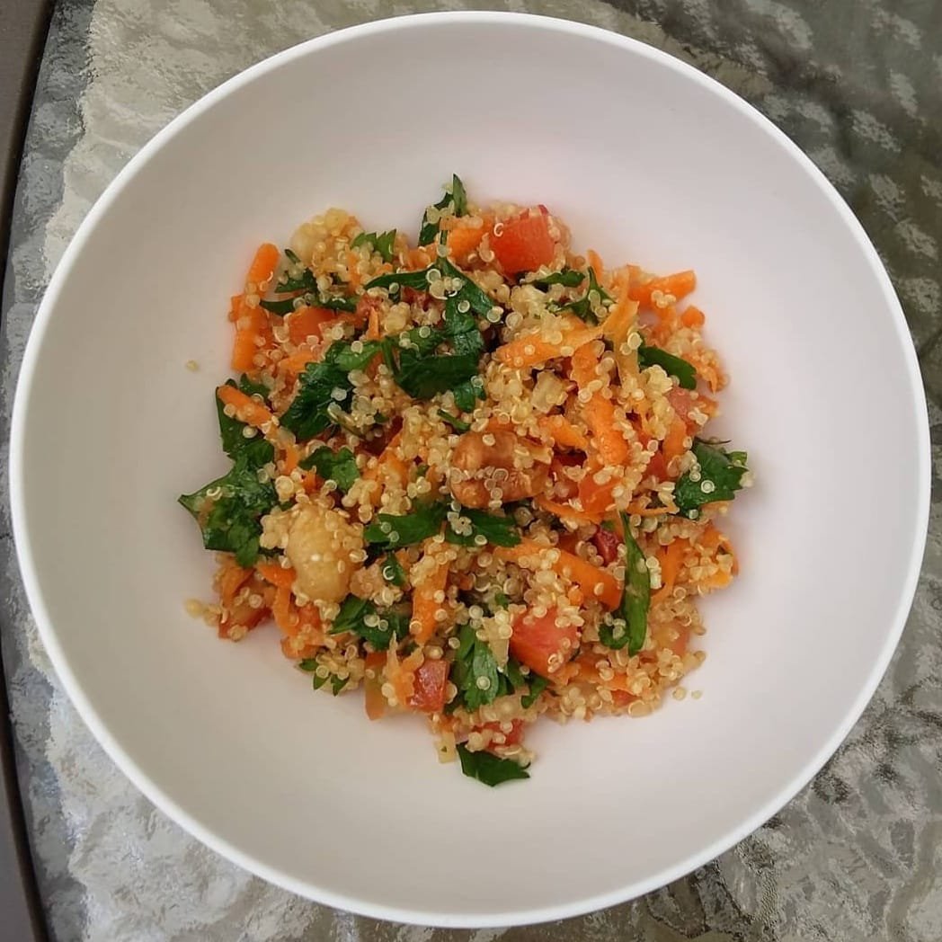 Salada de quinoa – Rafa Benetazzo