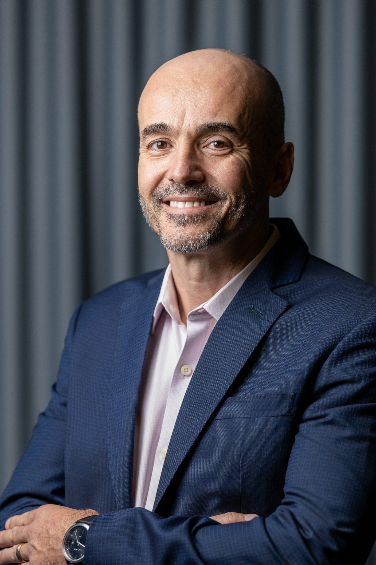 Telhados, cordas rompidas e vidas perdidas: quando a engenharia falha por negligência técnica – Pedro de Medeiros