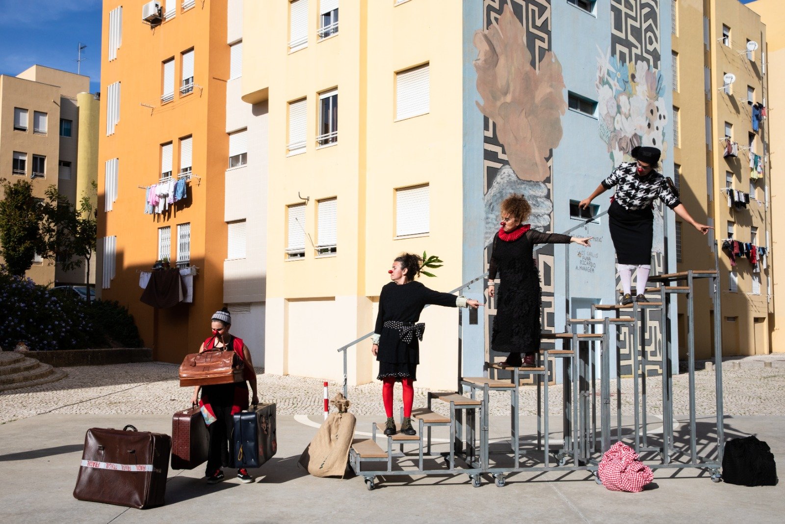 Grupo português com quatro mulheres clowns leva humor e poesia ao calçadão da Cia da Hebe – Mônica Sucupira