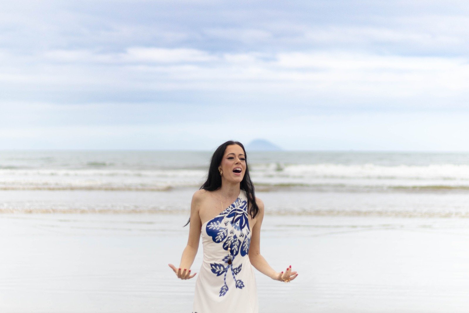 Letícia Zuppi lança canção sobre a mulher que não tem medo de amar