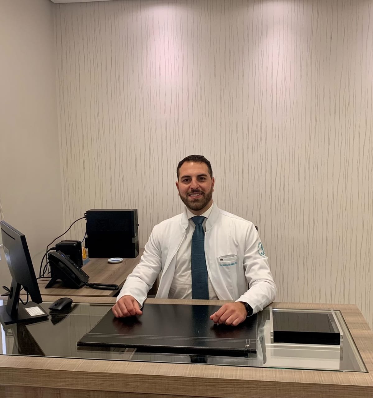 Fumaça de fogueira pode piorar rinite, sinusite e rouquidão? Dr. Gustavo Meirelles dos Santos – Otorrinolaringologista na Clínica Dólci Otorrinolaringologia e Cirurgia Estética Facial, em SP
