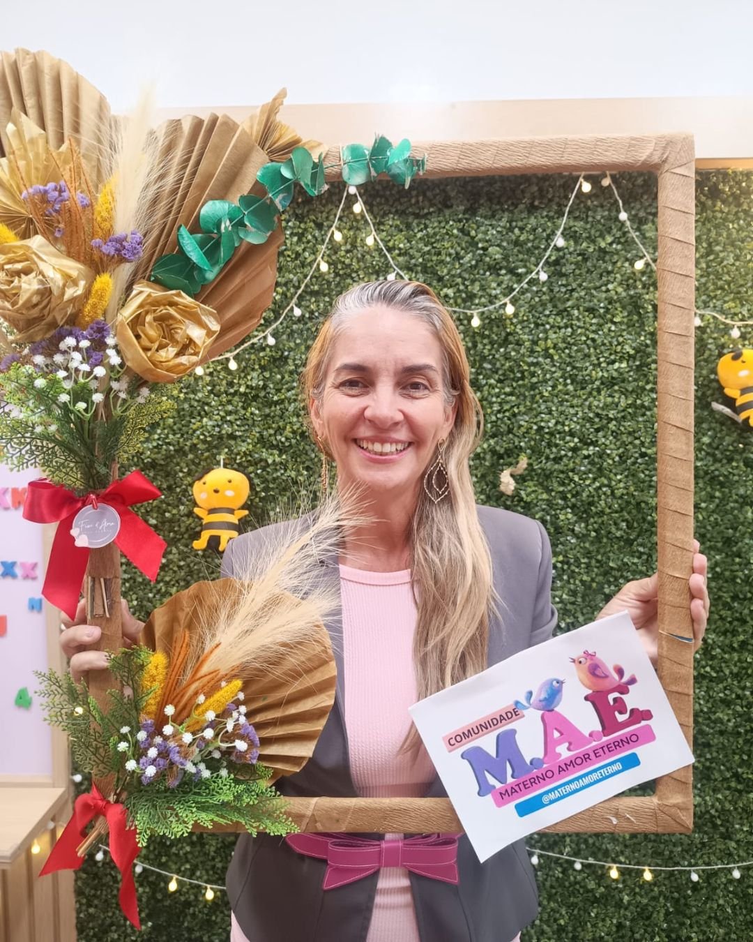 “Quando uma mãe se fortalece, toda a comunidade se ilumina: conexões, oportunidades e experiências para mães e famílias”. – Priscila Ribeiro