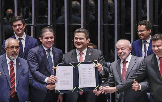 Promulgada emenda constitucional que extingue a escala 6×1 e fixa dois dias de folga no Brasil